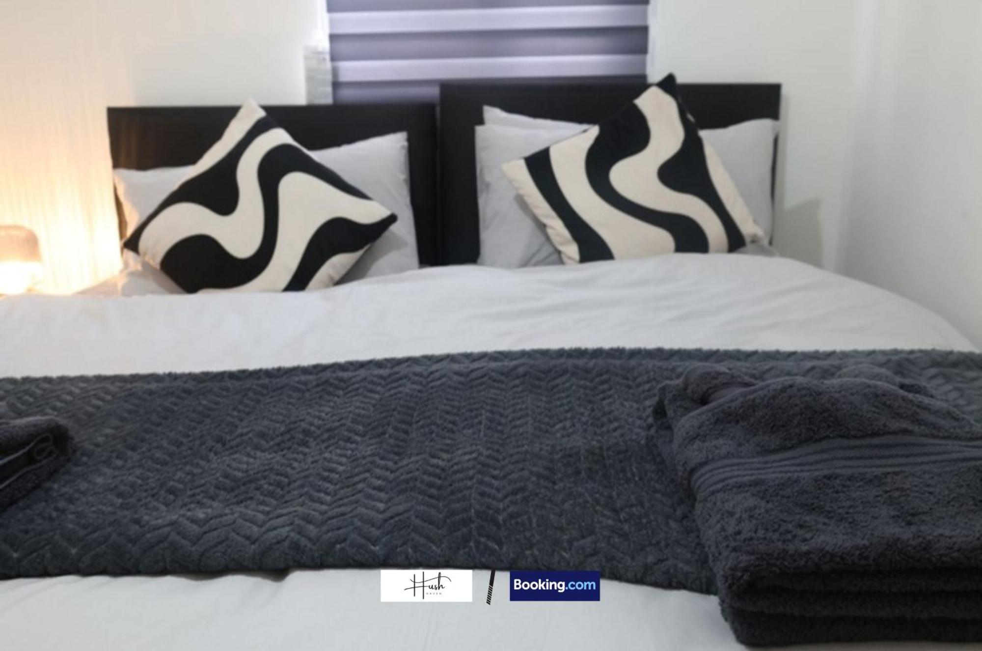 2 Bedroom Flat By Hush Haven Homes Short Lets And Serviced With Garden & Free Parking Near Excel, Lcy Airport