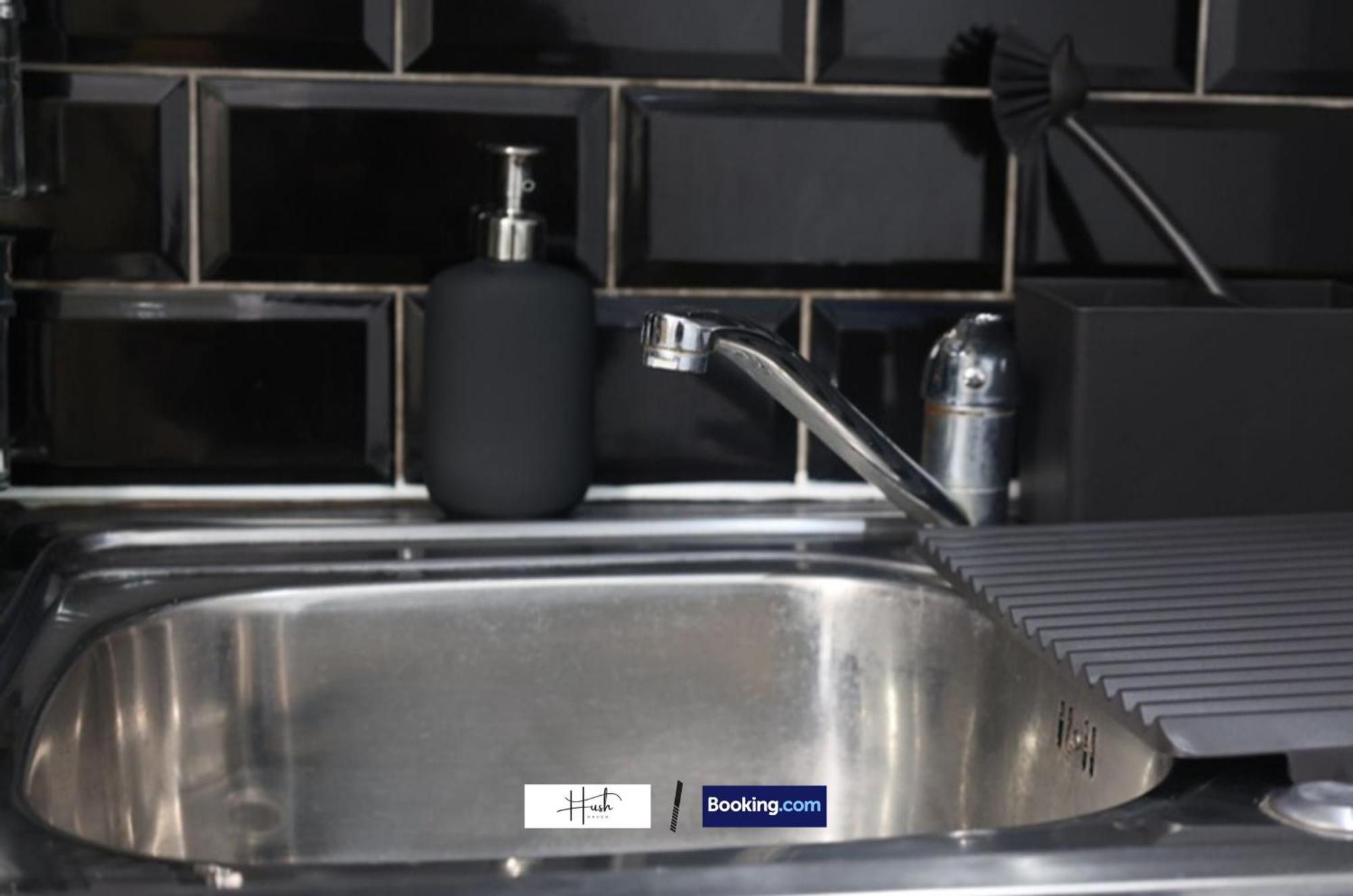Apartment 2 Bedroom Flat By Hush Haven Homes Short Lets And Serviced With Garden & Free Parking Near Excel, Lcy Airport London
