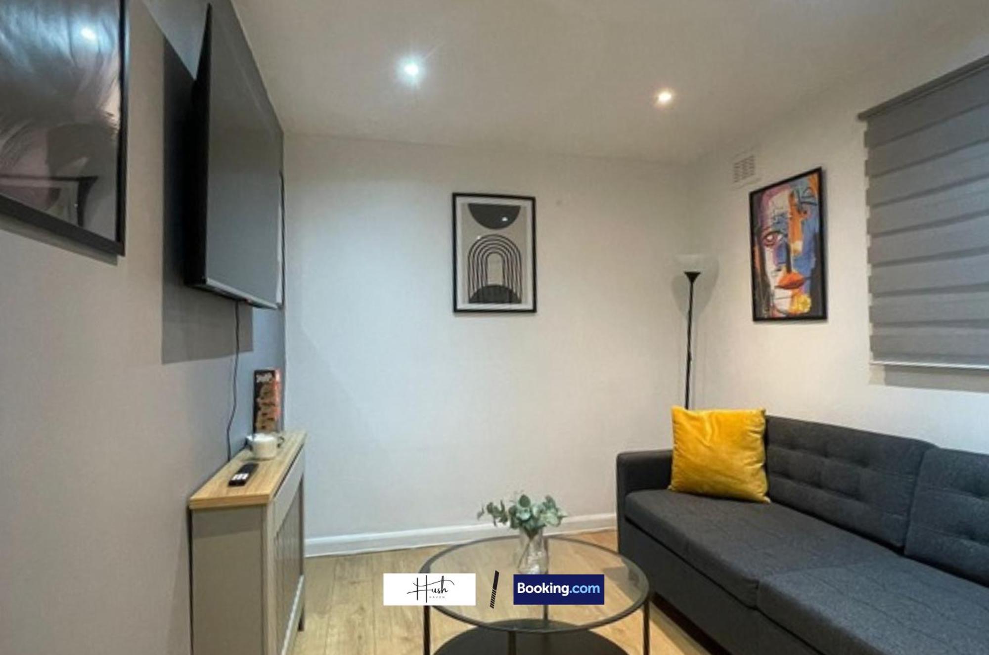 2 Bedroom Flat By Hush Haven Homes Short Lets And Serviced With Garden & Free Parking Near Excel, Lcy Airport *