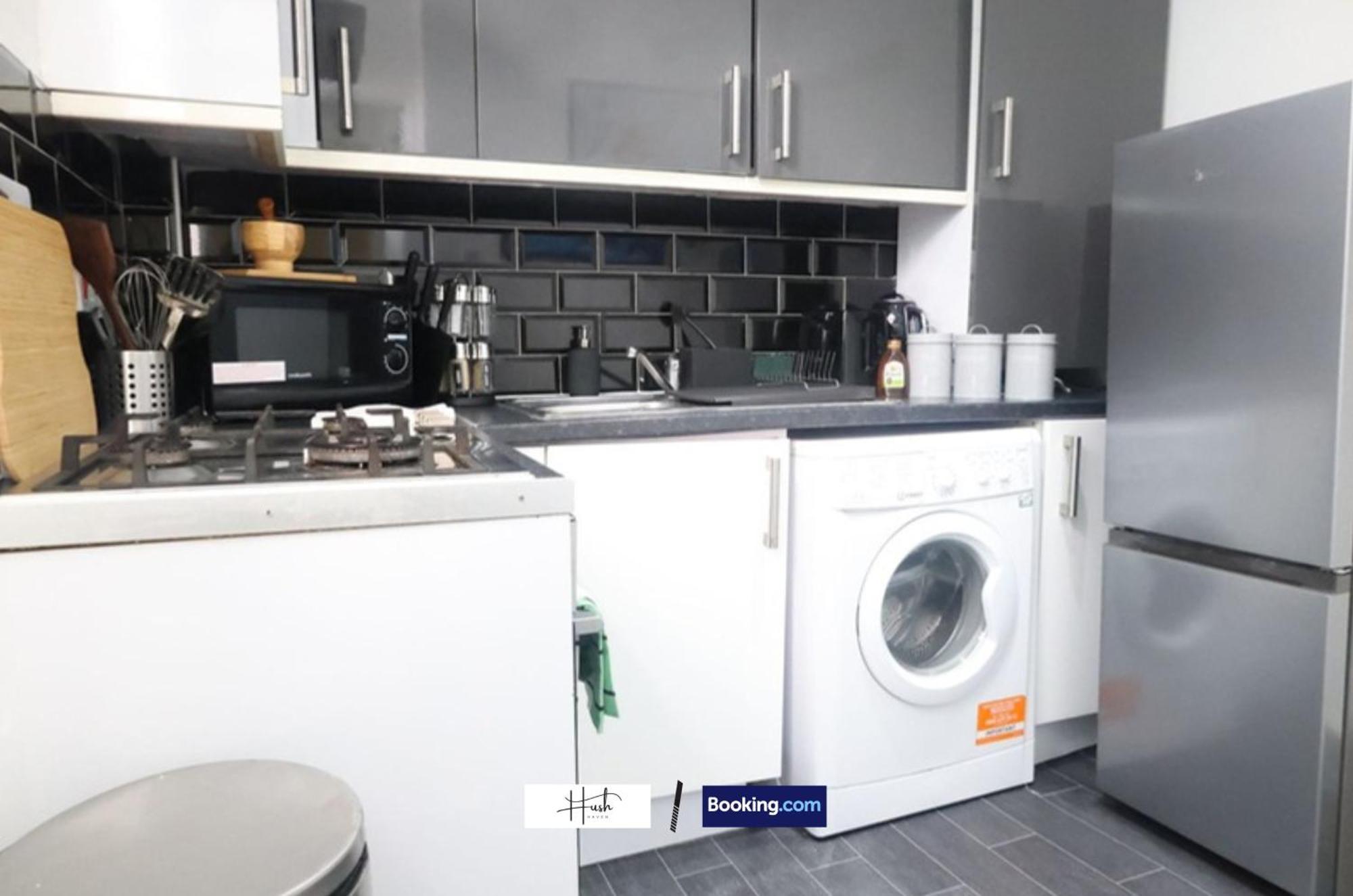 2 Bedroom Flat By Hush Haven Homes Short Lets And Serviced With Garden & Free Parking Near Excel, Lcy Airport Apartment