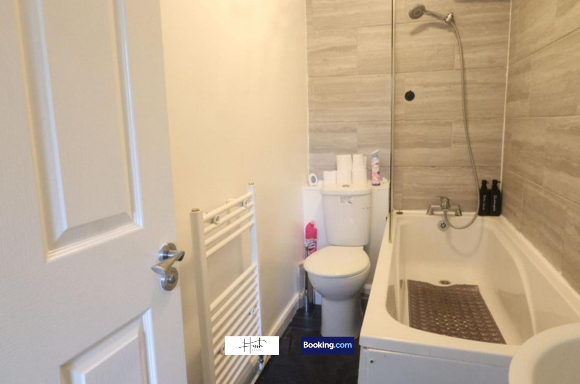 2 Bedroom Flat By Hush Haven Homes Short Lets And Serviced With Garden & Free Parking Near Excel, Lcy Airport Apartment London