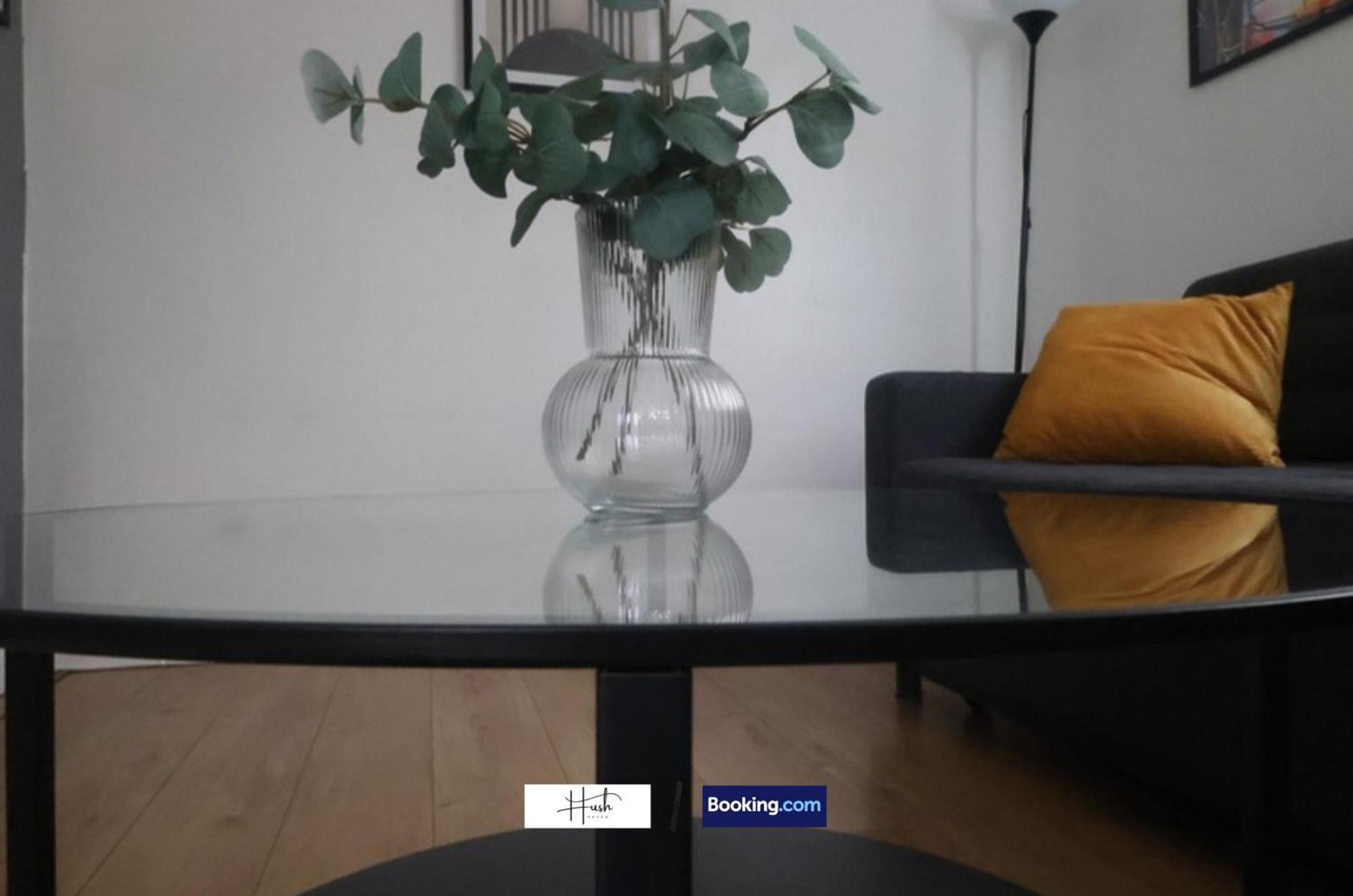2 Bedroom Flat By Hush Haven Homes Short Lets And Serviced With Garden & Free Parking Near Excel, Lcy Airport