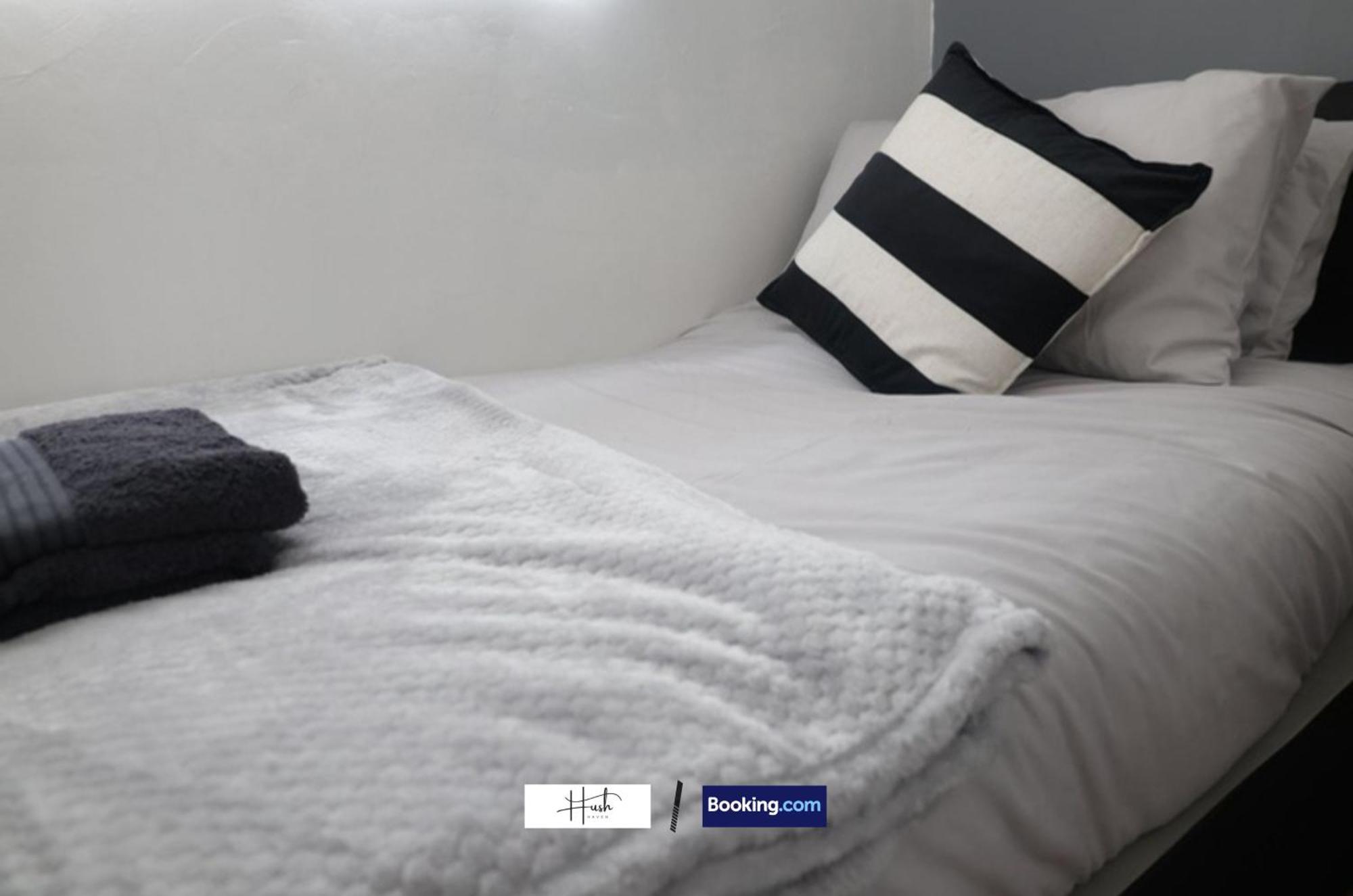 2 Bedroom Flat By Hush Haven Homes Short Lets And Serviced With Garden & Free Parking Near Excel, Lcy Airport *