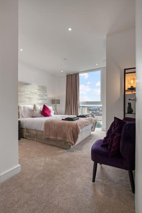 Apartment 2 Bed & 2 Bath Next To Nine Elms Station - Zone 1 *