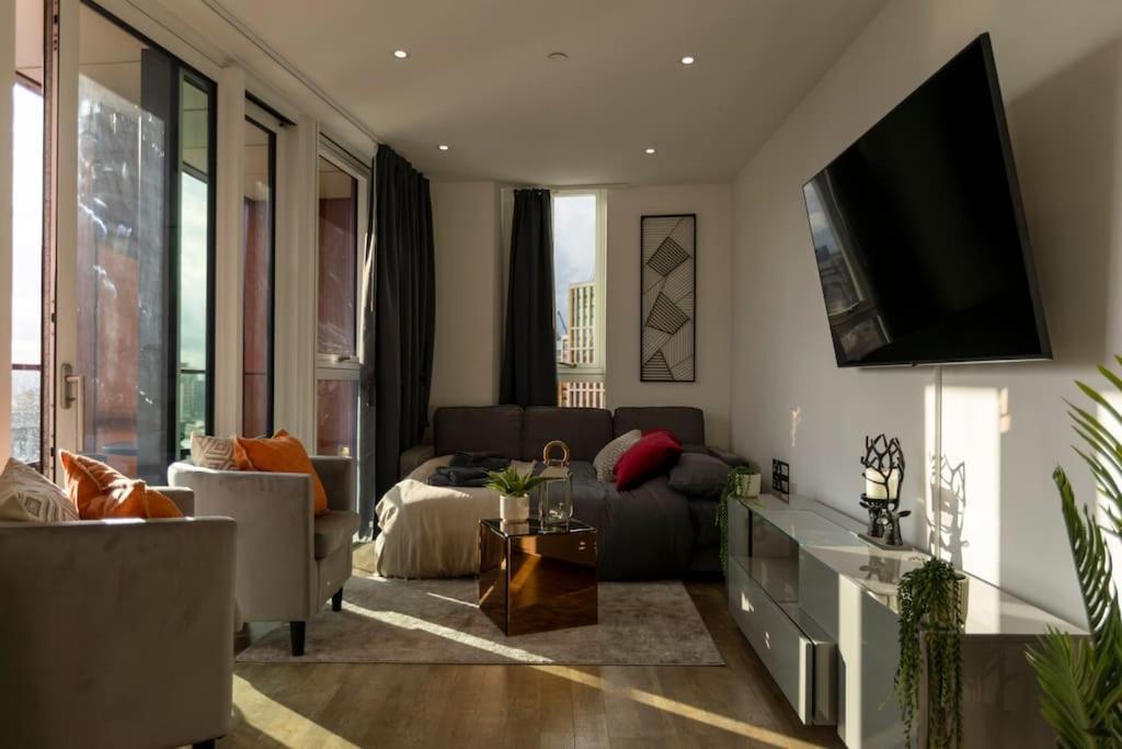 2 Bed & 2 Bath Next To Nine Elms Station - Zone 1 Apartment *