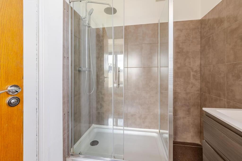 Luxury Near Canning Town- Free Parking Appartement *
