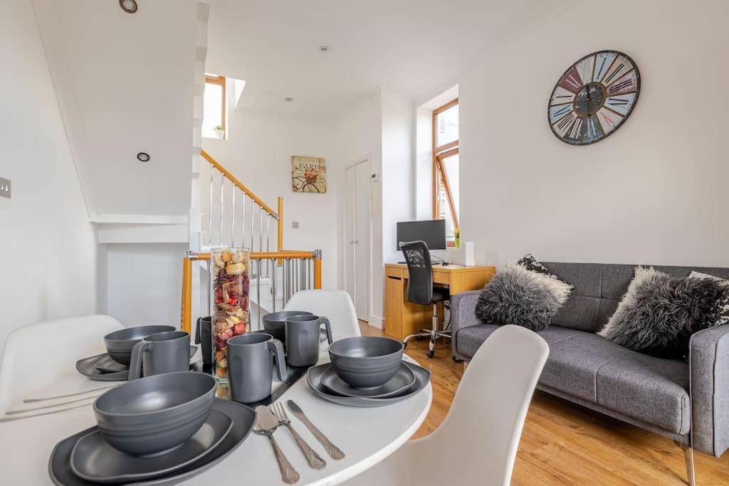 Luxury Near Canning Town- Free Parking Appartement Londen