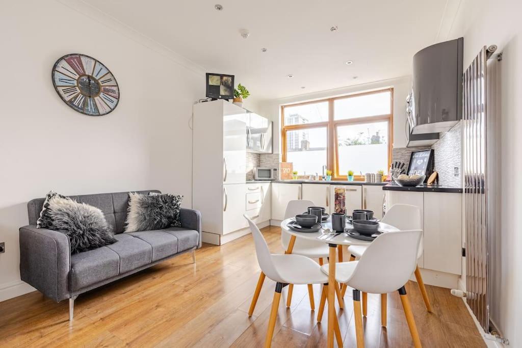 Luxury Near Canning Town- Free Parking Londen