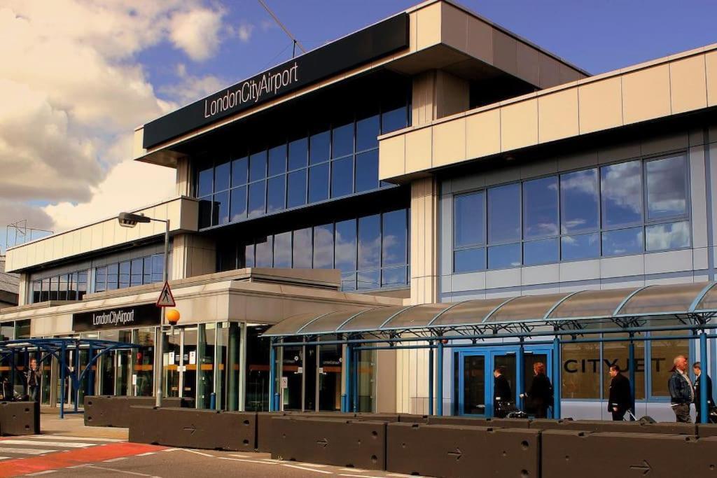 Appartement Full Close To Excel Centre, Airport , O2 Arena Londen