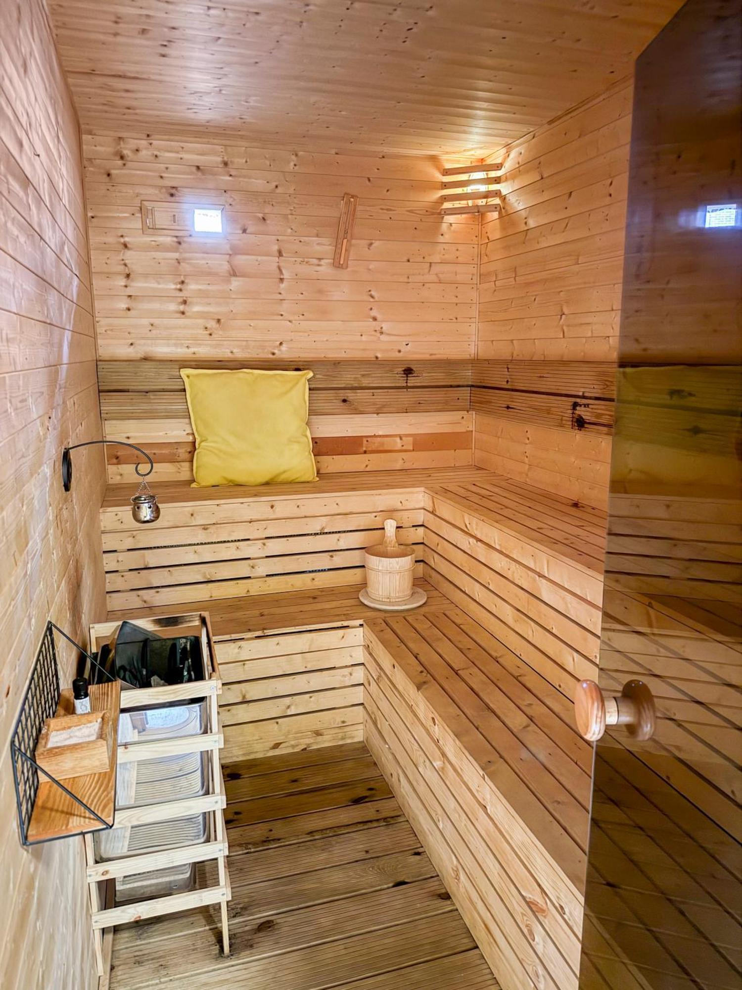 2bed Garden House W/hot Tub, Sauna & Cinema Ferienhaus