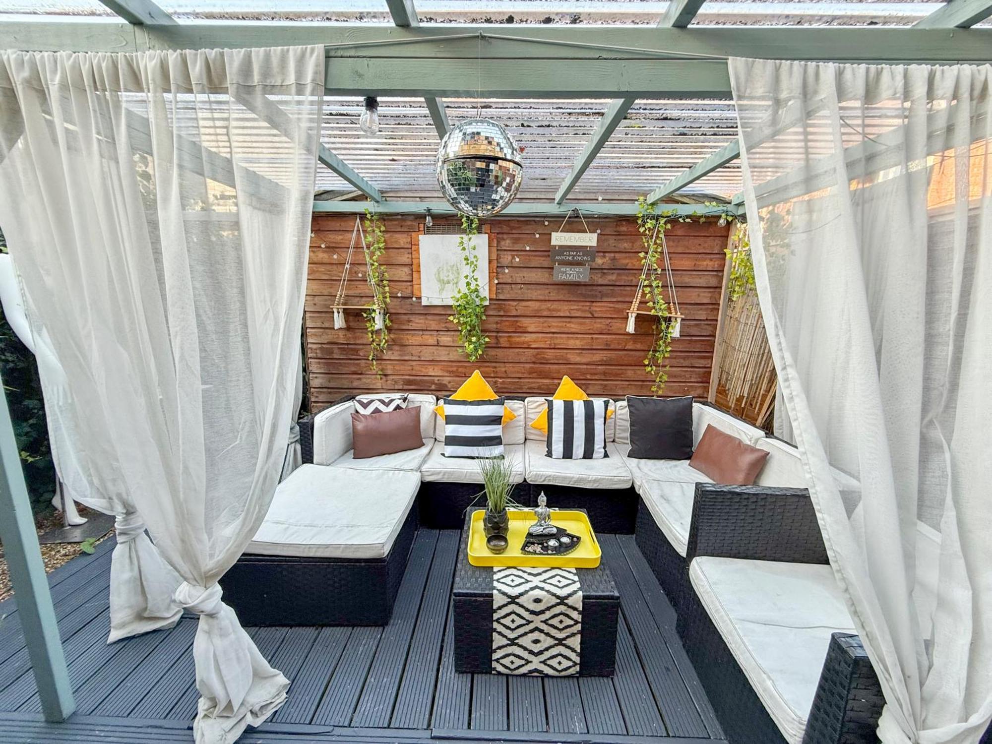 Ferienhaus 2bed Garden House W/hot Tub, Sauna & Cinema *