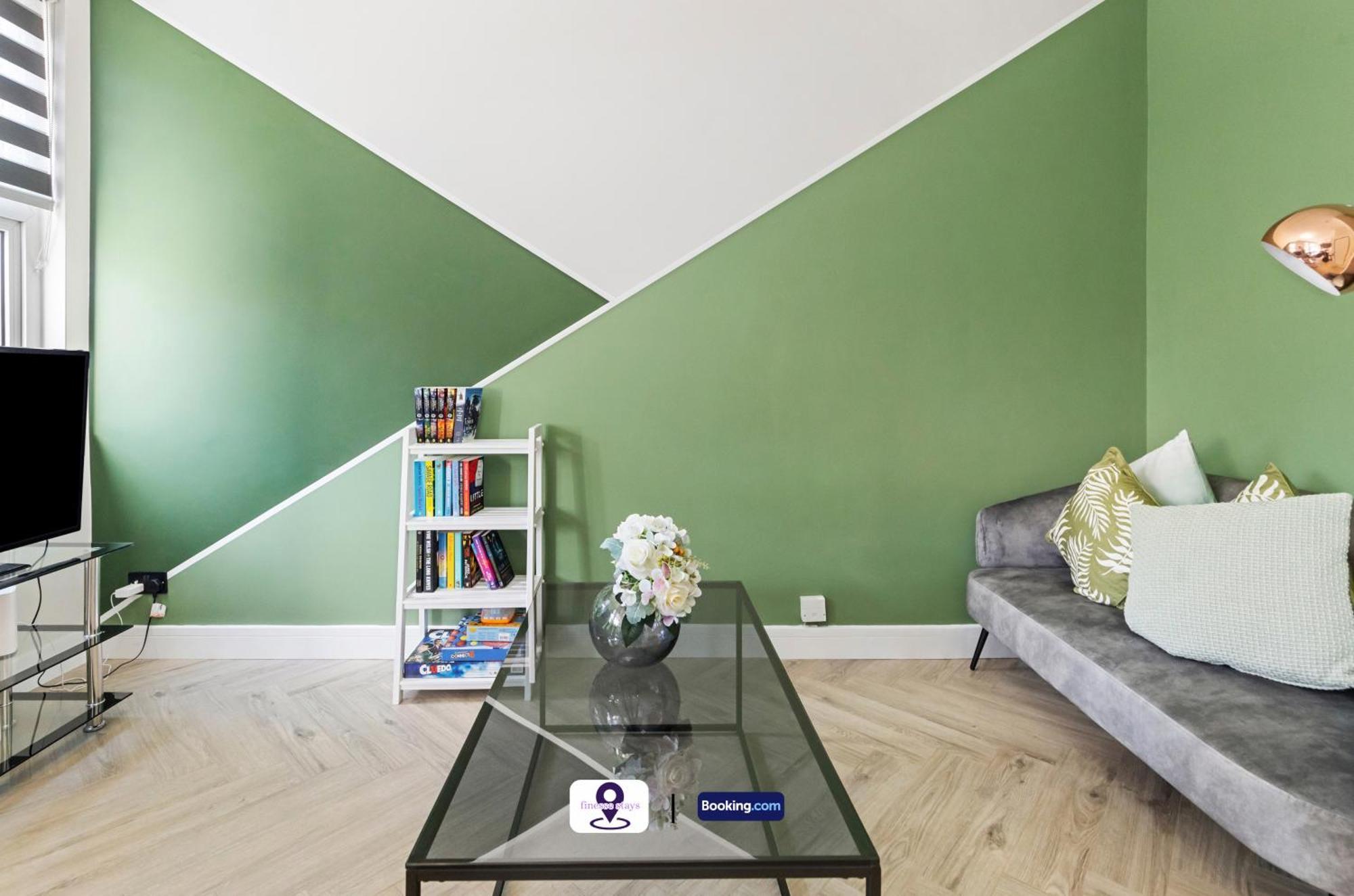 Last-Minute Offers ! Limited Time L Exclusive Deal On 2 Bedroom, High Spec Luxury Flat By Finesse Stays Short Lets & Serviced Accommodation London With Free Wifi * Londen