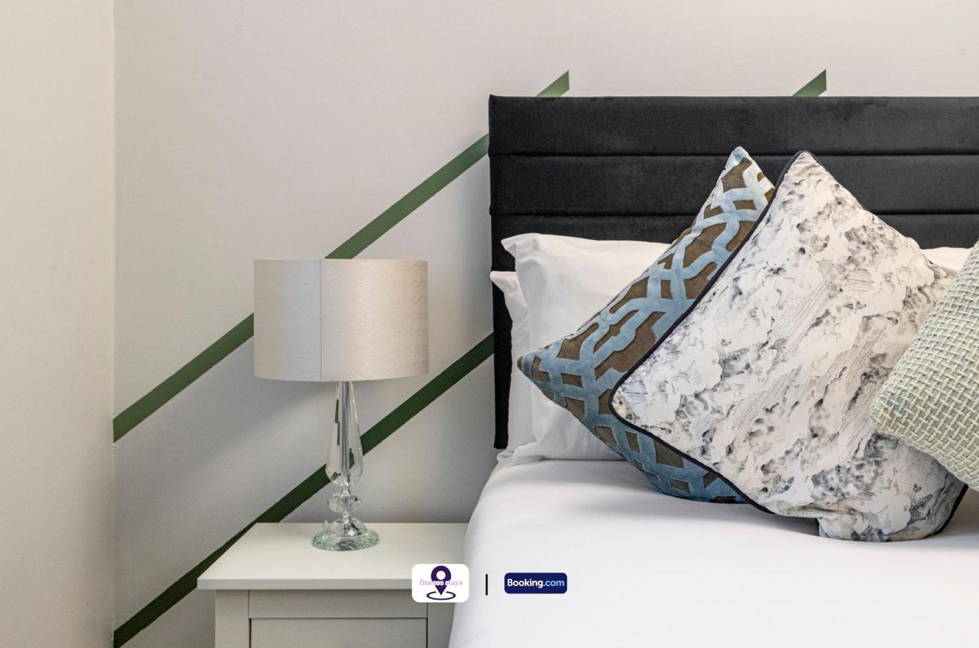 Last-Minute Offers ! Limited Time L Exclusive Deal On 2 Bedroom, High Spec Luxury Flat By Finesse Stays Short Lets & Serviced Accommodation London With Free Wifi Appartement Londen