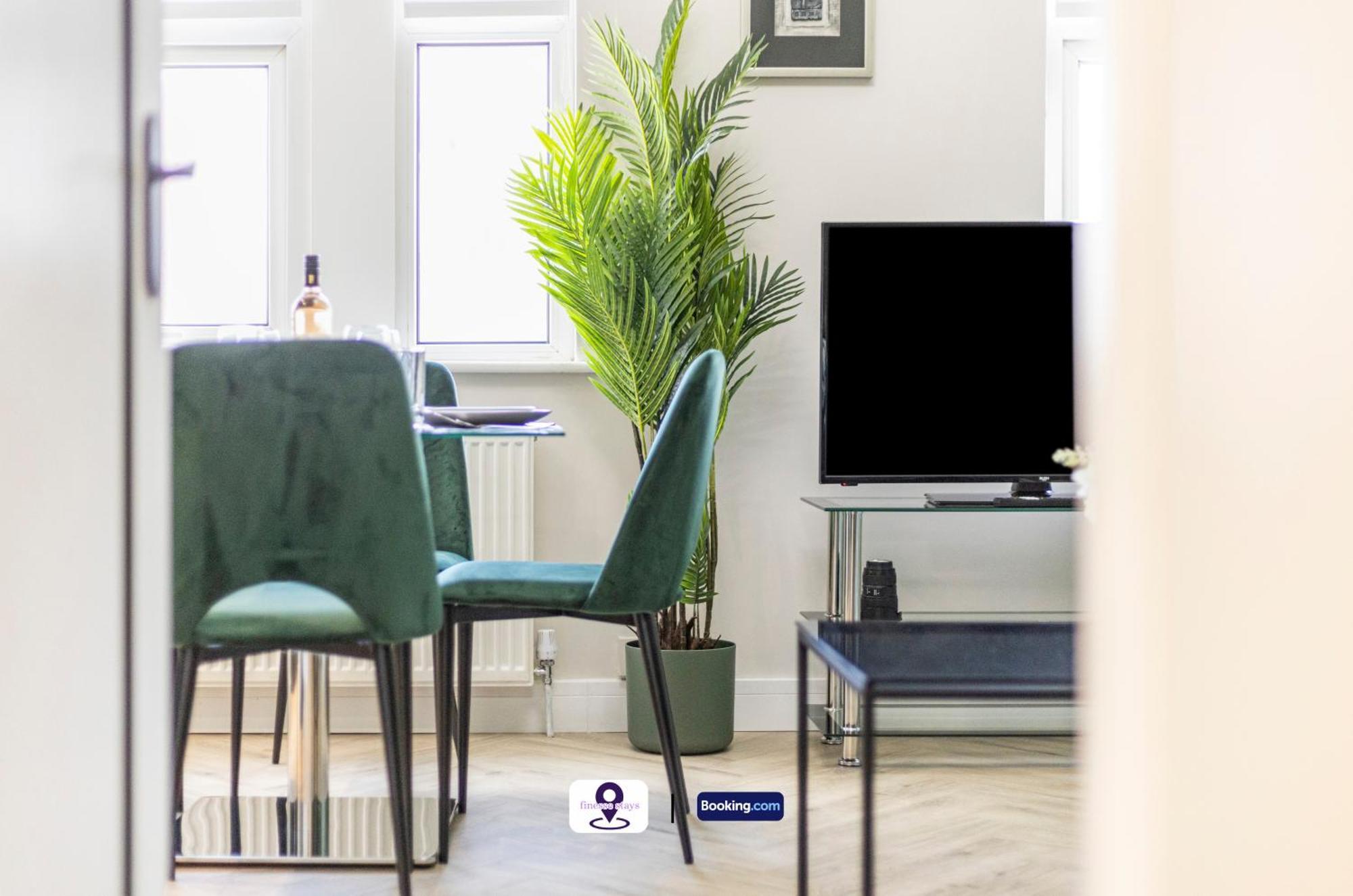 Last-Minute Offers ! Limited Time L Exclusive Deal On 2 Bedroom, High Spec Luxury Flat By Finesse Stays Short Lets & Serviced Accommodation London With Free Wifi Londen