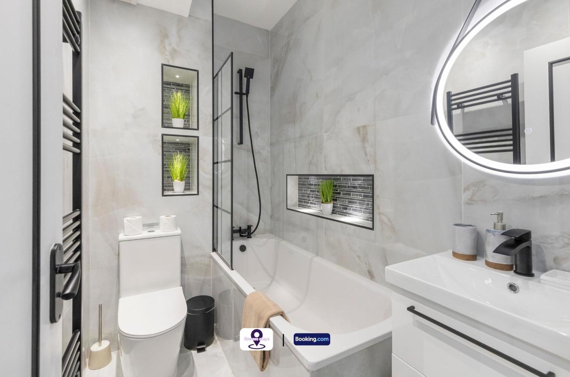 Last-Minute Offers ! Limited Time L Exclusive Deal On 2 Bedroom, High Spec Luxury Flat By Finesse Stays Short Lets & Serviced Accommodation London With Free Wifi * Londen