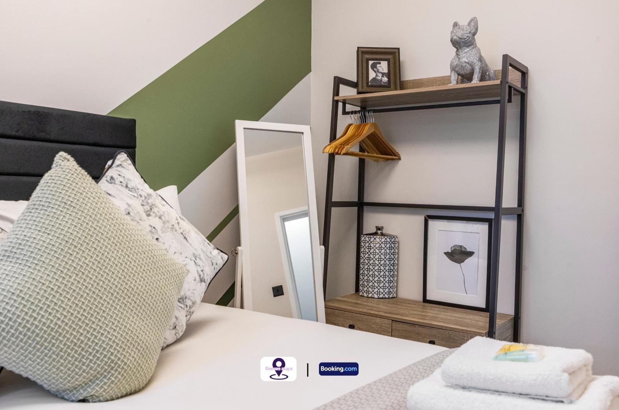 Last-Minute Offers ! Limited Time L Exclusive Deal On 2 Bedroom, High Spec Luxury Flat By Finesse Stays Short Lets & Serviced Accommodation London With Free Wifi *