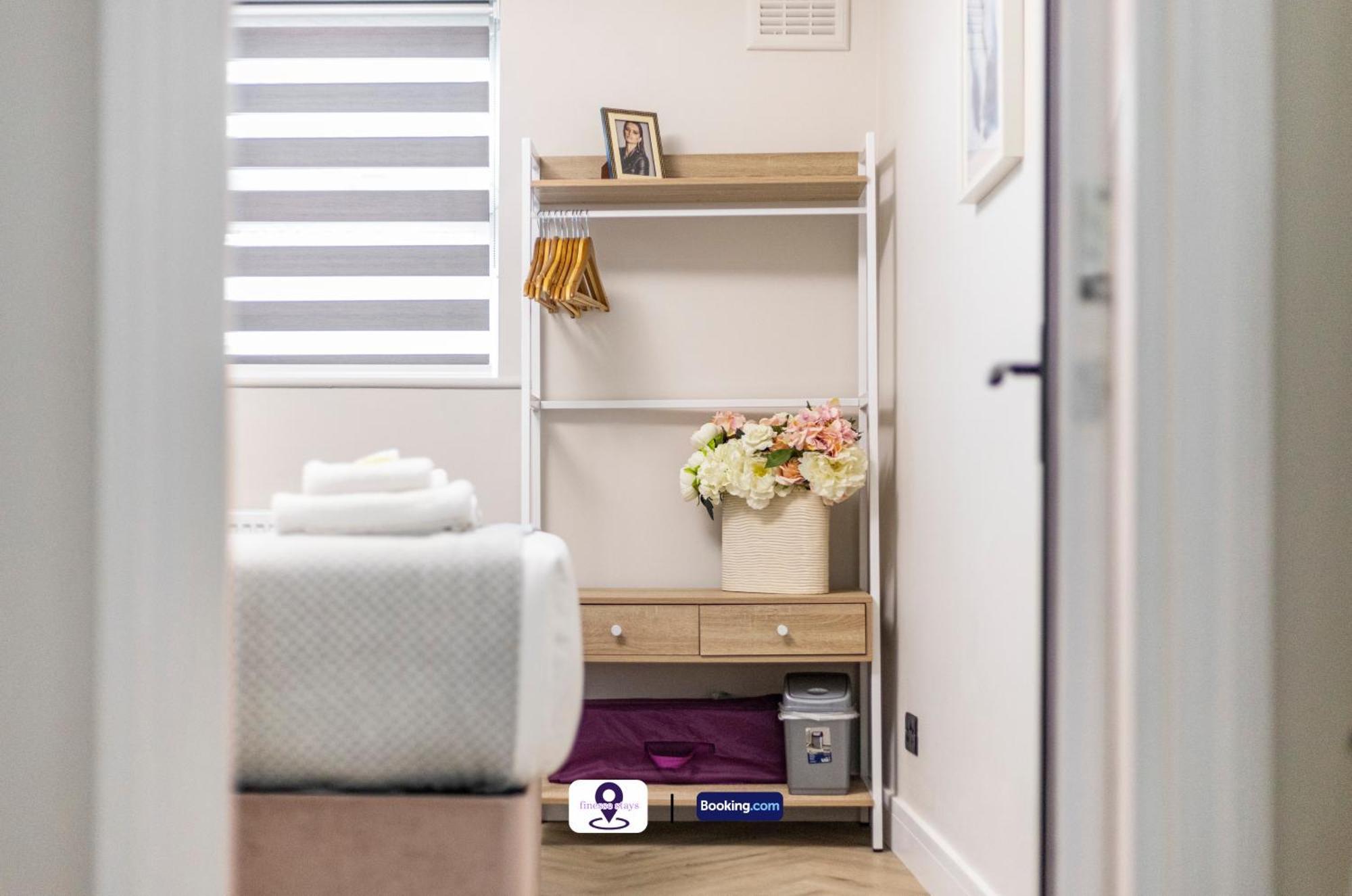 Last-Minute Offers ! Limited Time L Exclusive Deal On 2 Bedroom, High Spec Luxury Flat By Finesse Stays Short Lets & Serviced Accommodation London With Free Wifi