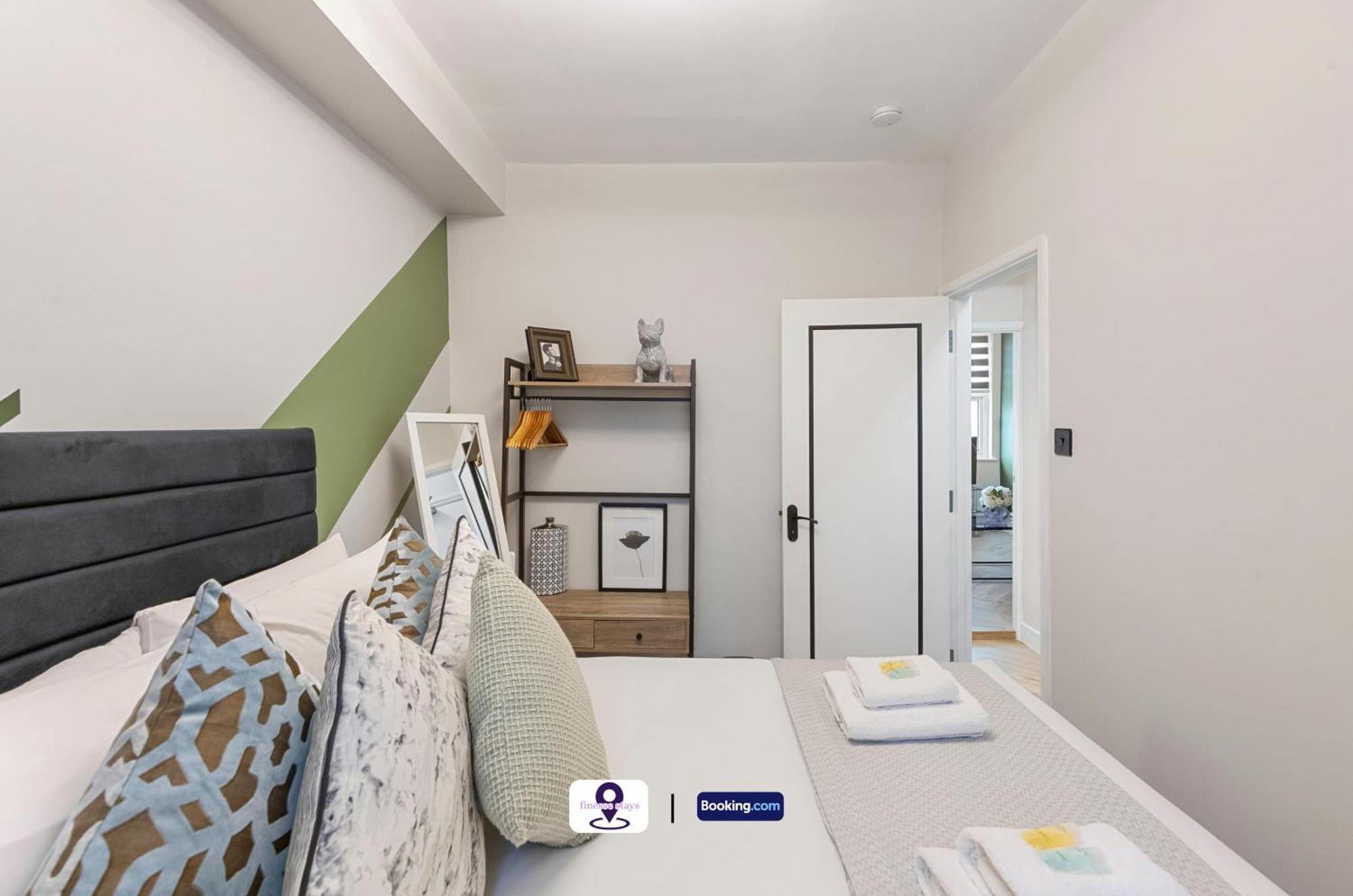 Last-Minute Offers ! Limited Time L Exclusive Deal On 2 Bedroom, High Spec Luxury Flat By Finesse Stays Short Lets & Serviced Accommodation London With Free Wifi Londen