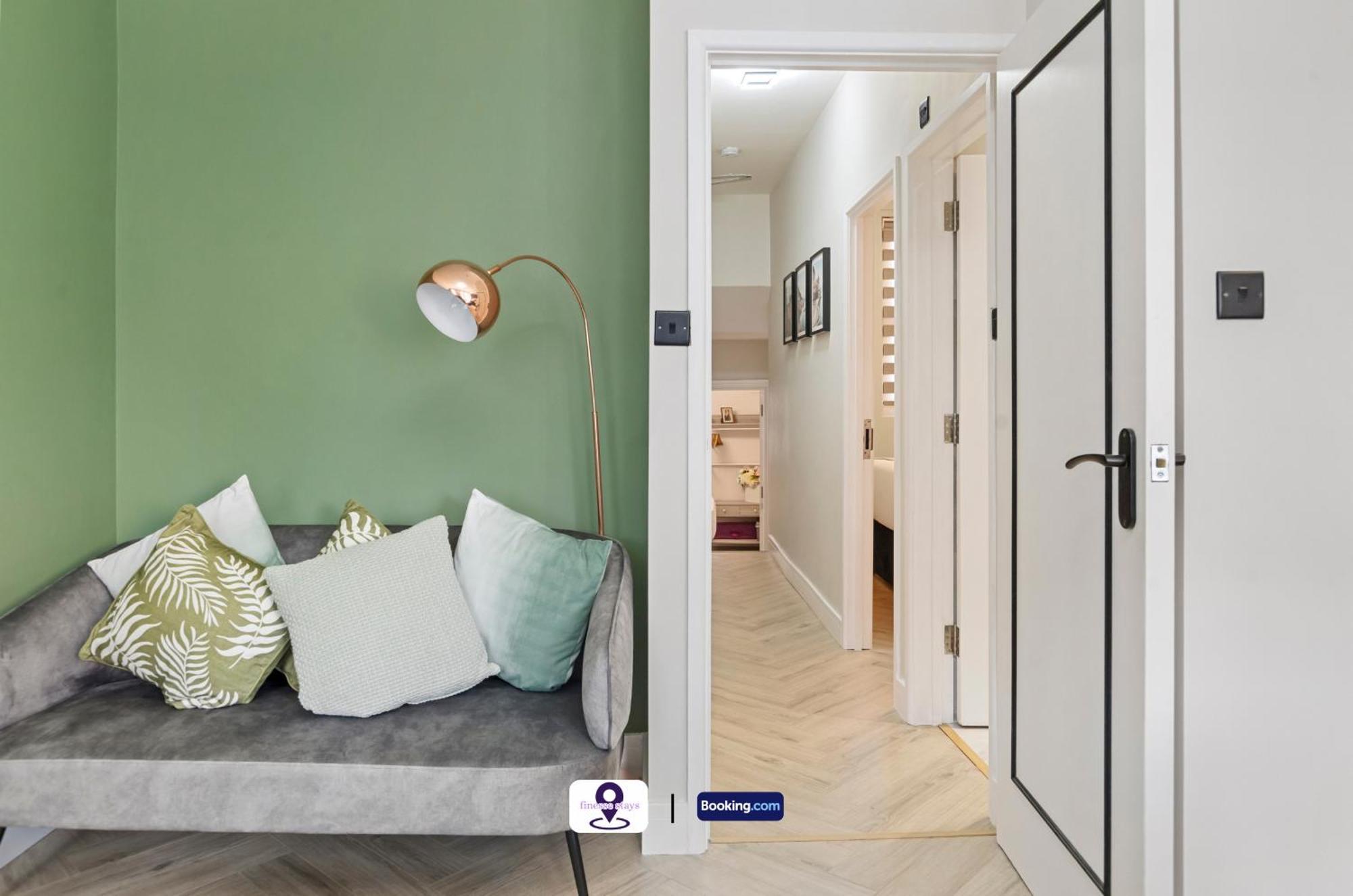 Last-Minute Offers ! Limited Time L Exclusive Deal On 2 Bedroom, High Spec Luxury Flat By Finesse Stays Short Lets & Serviced Accommodation London With Free Wifi Appartement