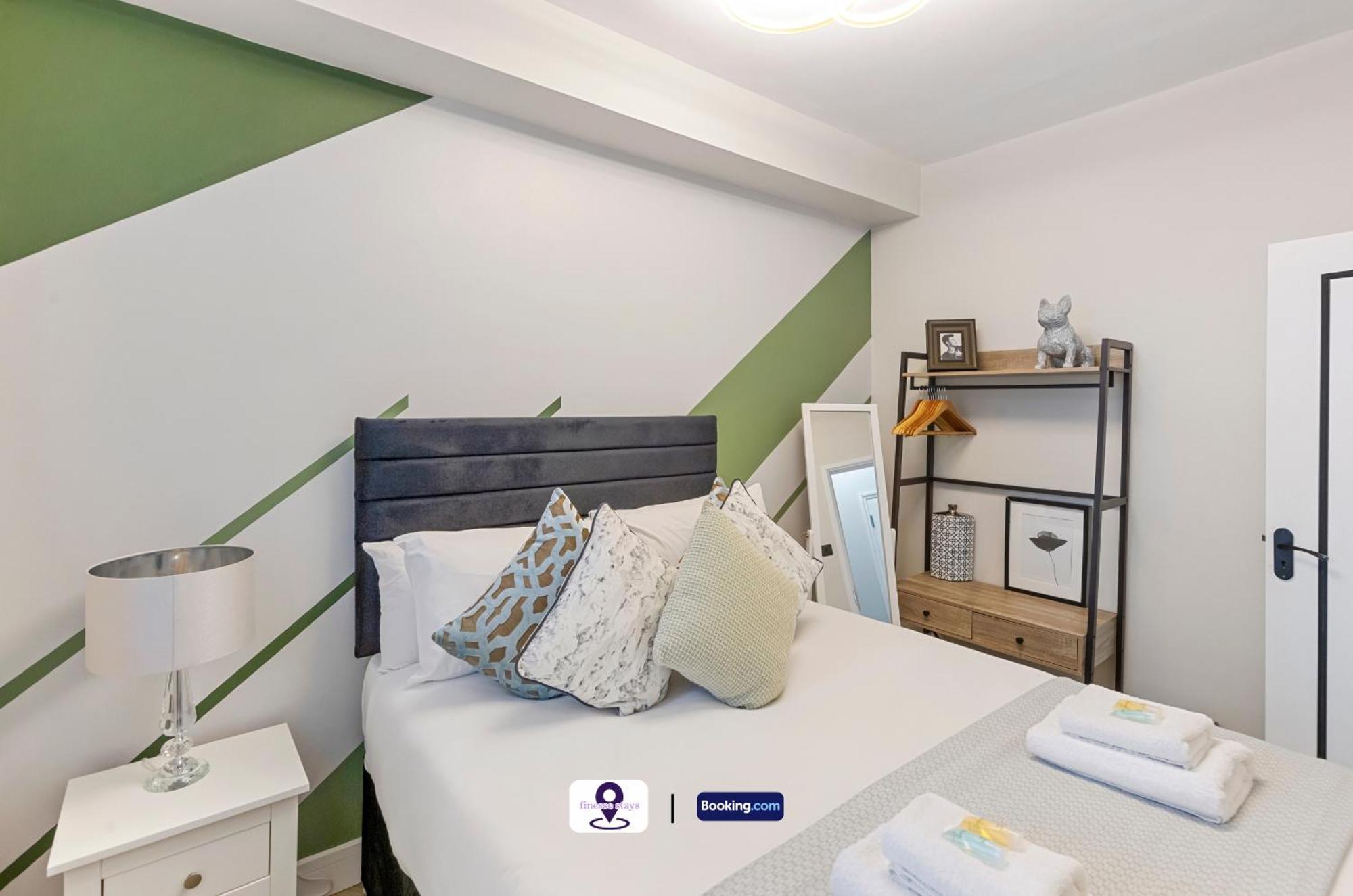 Last-Minute Offers ! Limited Time L Exclusive Deal On 2 Bedroom, High Spec Luxury Flat By Finesse Stays Short Lets & Serviced Accommodation London With Free Wifi *