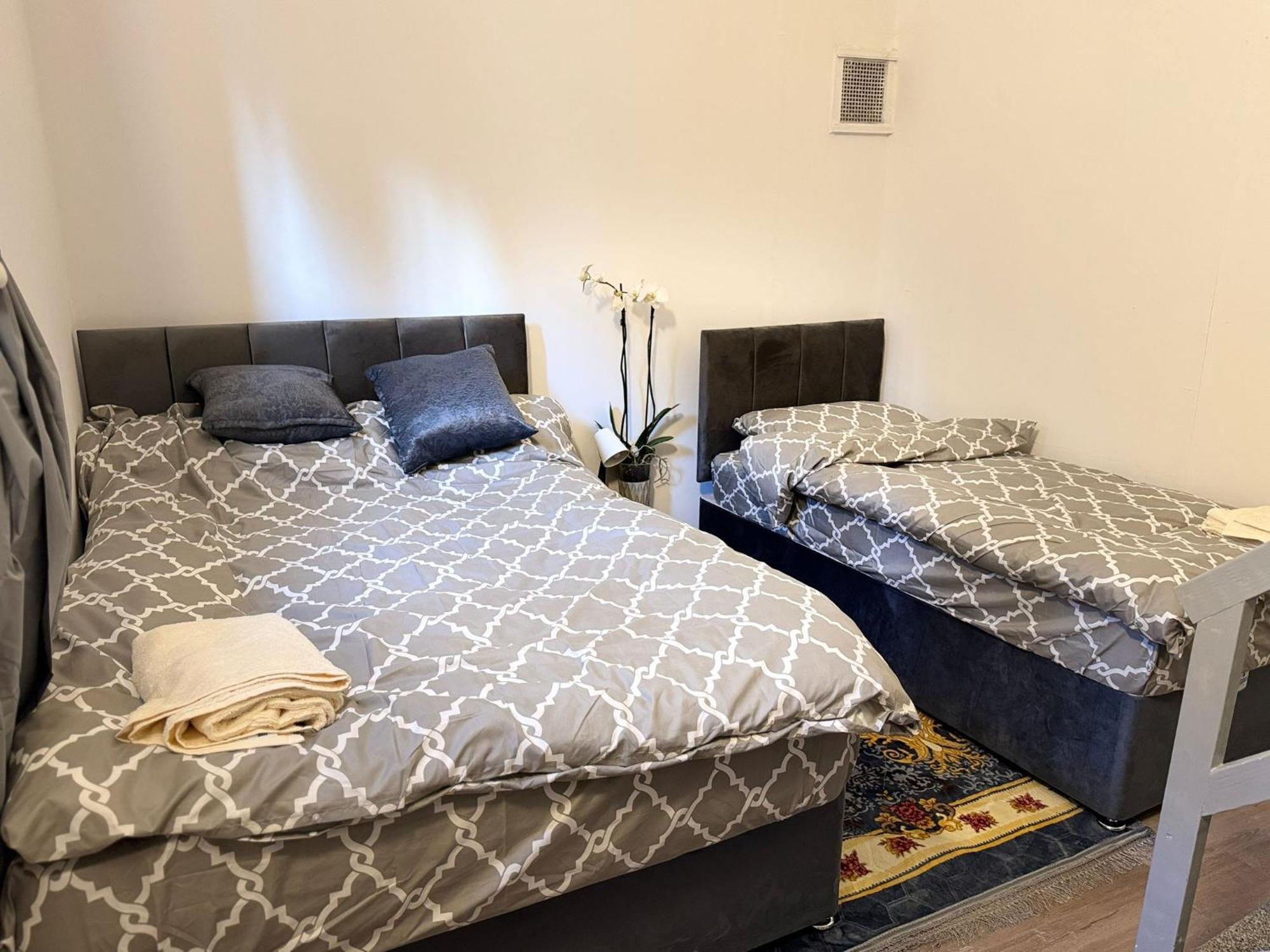 With 3 Beds- 20 Min From Bridge And Gatwick Airport Lejlighed London