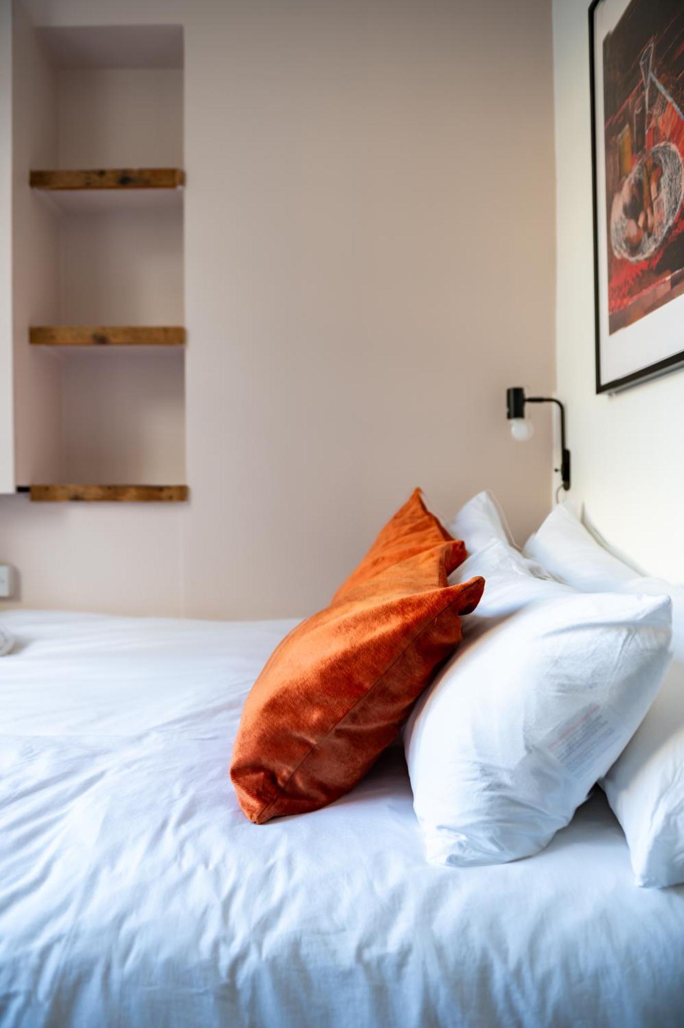 1 Bedroom Chic Flat By Hostarahomes, Sleeps Up To 4, Full Apartment, Location Appartamento *