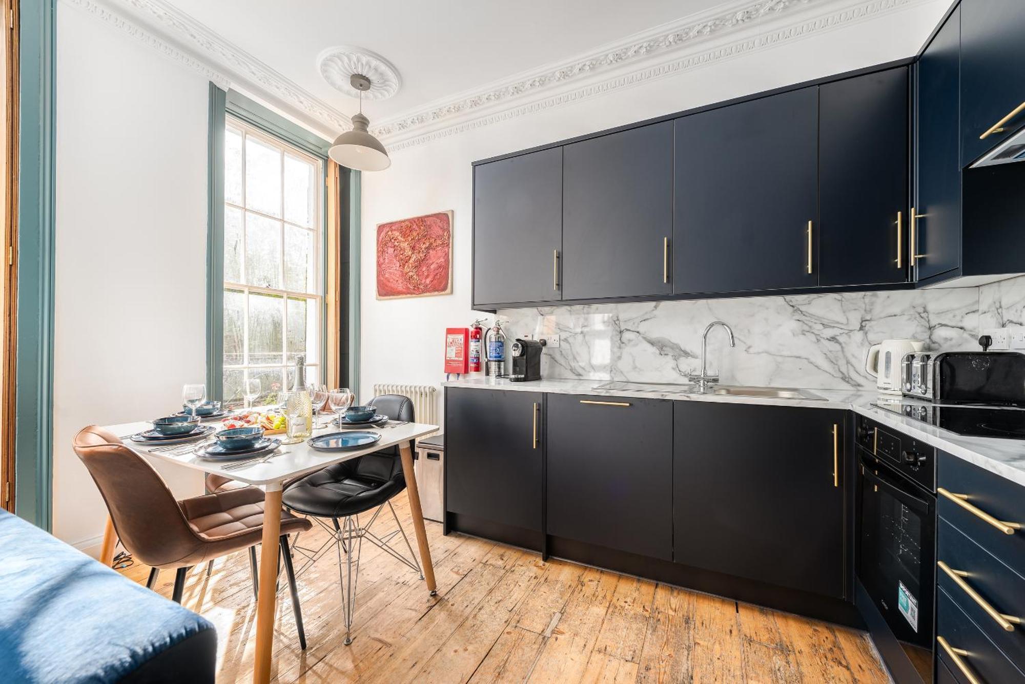 Appartamento 1 Bedroom Chic Flat By Hostarahomes, Sleeps Up To 4, Full Apartment, Location
