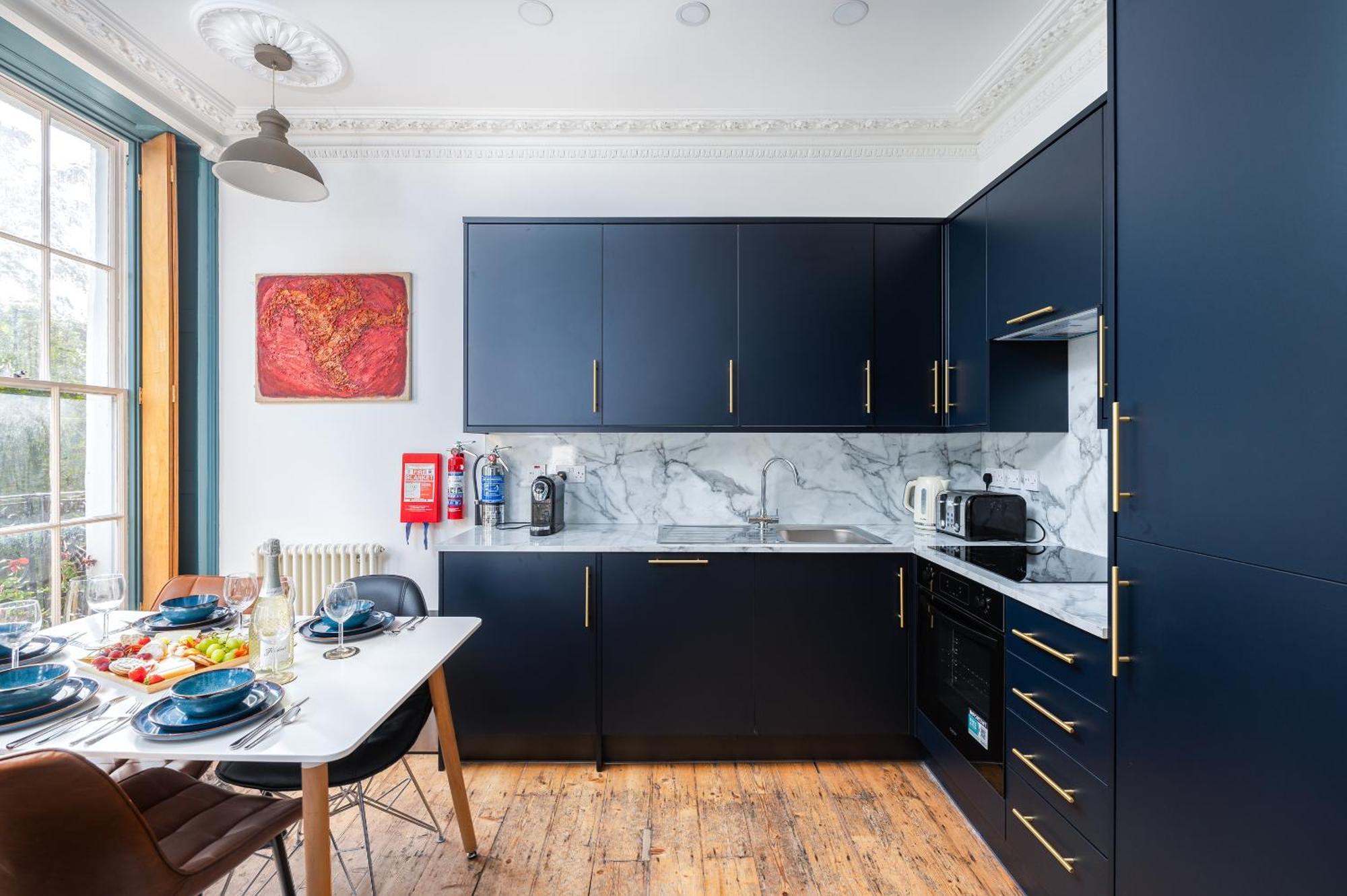 1 Bedroom Chic Flat By Hostarahomes, Sleeps Up To 4, Full Apartment, Location Londra