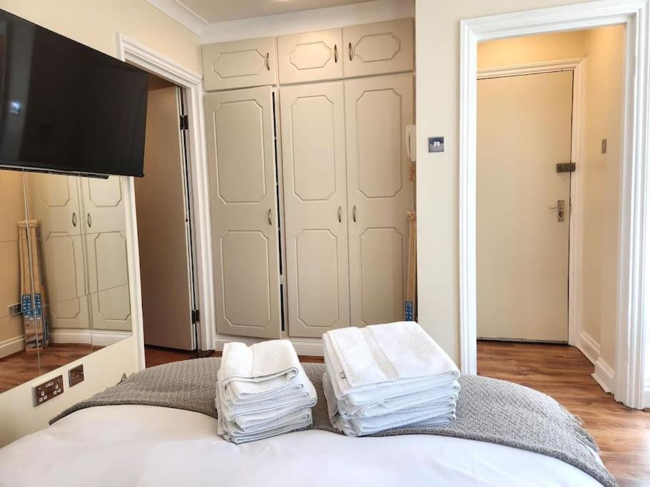 St 1 - Newly Refurbished Flat - Close To Tube 1-2 Mins Apartment *