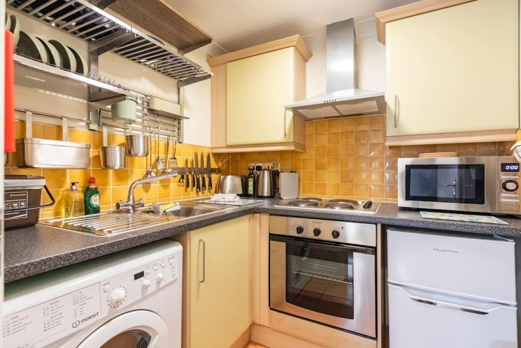 St 1 - Newly Refurbished Flat - Close To Tube 1-2 Mins