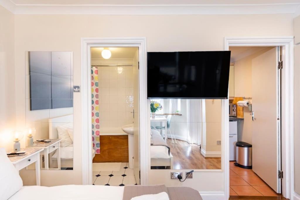 St 1 - Newly Refurbished Flat - Close To Tube 1-2 Mins Apartment