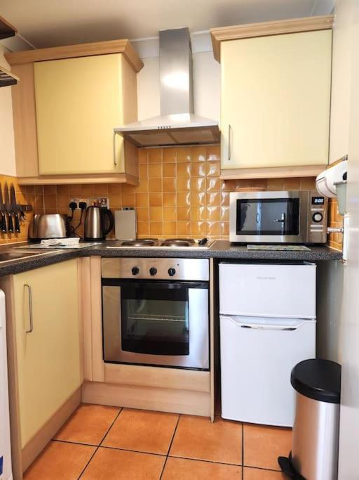 Apartment St 1 - Newly Refurbished Flat - Close To Tube 1-2 Mins London