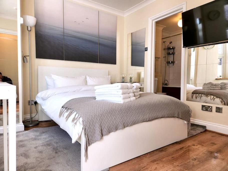 St 1 - Newly Refurbished Flat - Close To Tube 1-2 Mins London