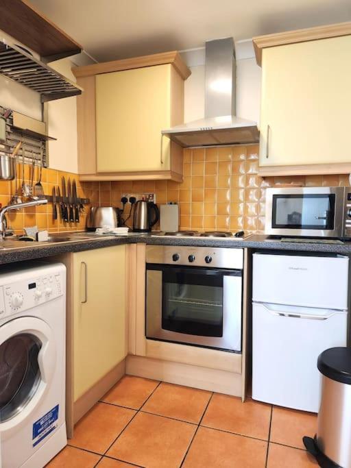 St 1 - Newly Refurbished Flat - Close To Tube 1-2 Mins * London