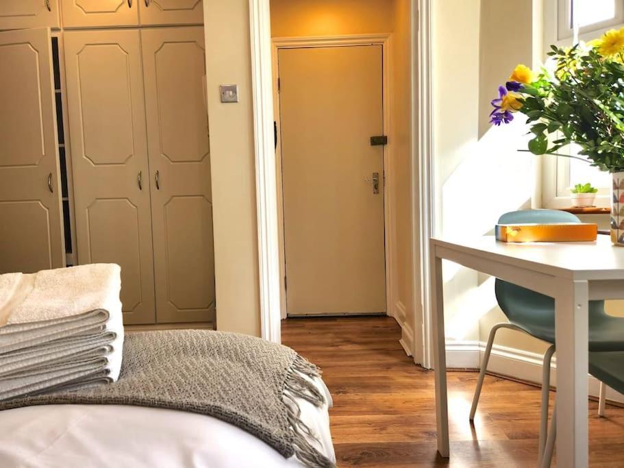 St 1 - Newly Refurbished Flat - Close To Tube 1-2 Mins