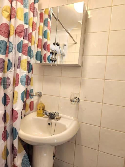 St 1 - Newly Refurbished Flat - Close To Tube 1-2 Mins Apartment *