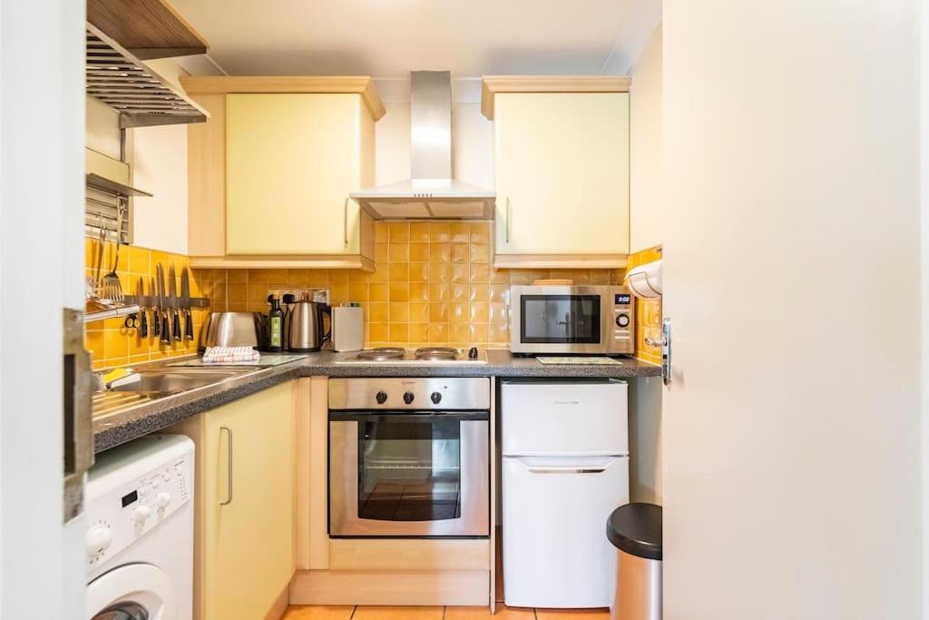 St 1 - Newly Refurbished Flat - Close To Tube 1-2 Mins