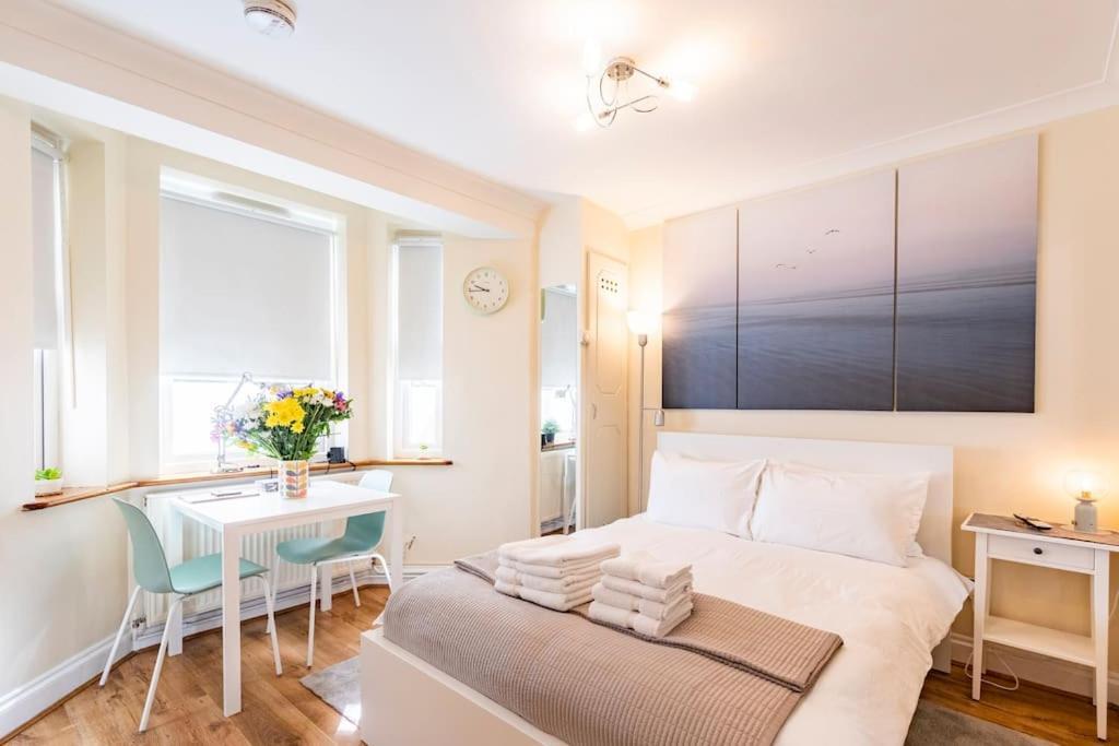 St 1 - Newly Refurbished Flat - Close To Tube 1-2 Mins Apartment London