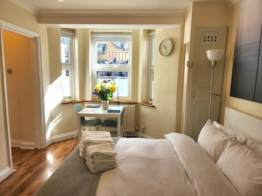 St 1 - Newly Refurbished Flat - Close To Tube 1-2 Mins Apartment