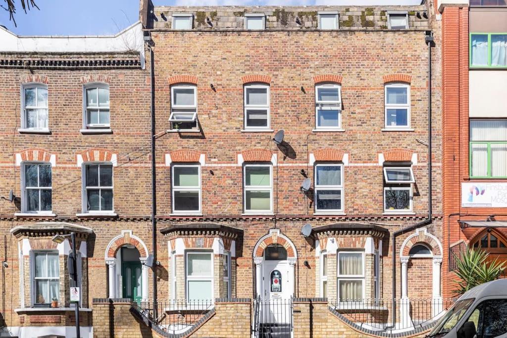 Apartment St 1 - Newly Refurbished Flat - Close To Tube 1-2 Mins London