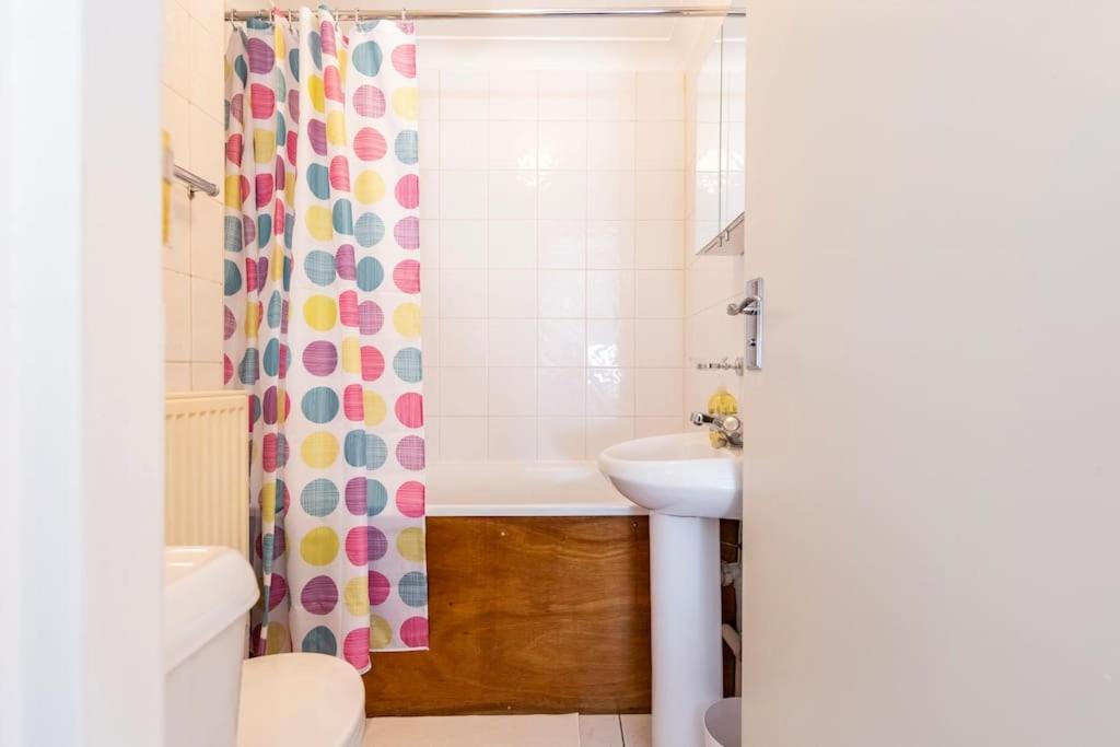 St 1 - Newly Refurbished Flat - Close To Tube 1-2 Mins London