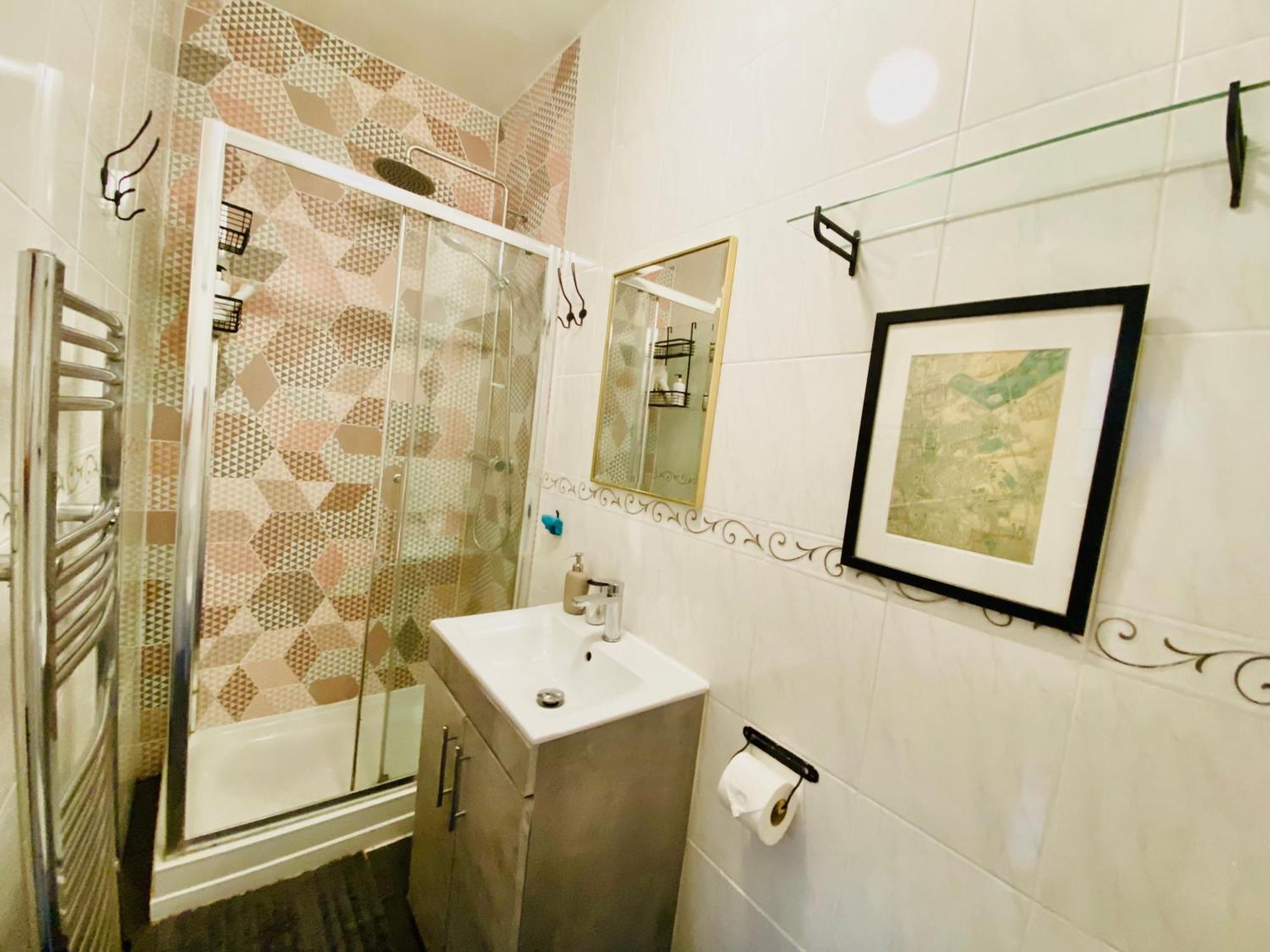 London's East End 2 Bedroom Londra
