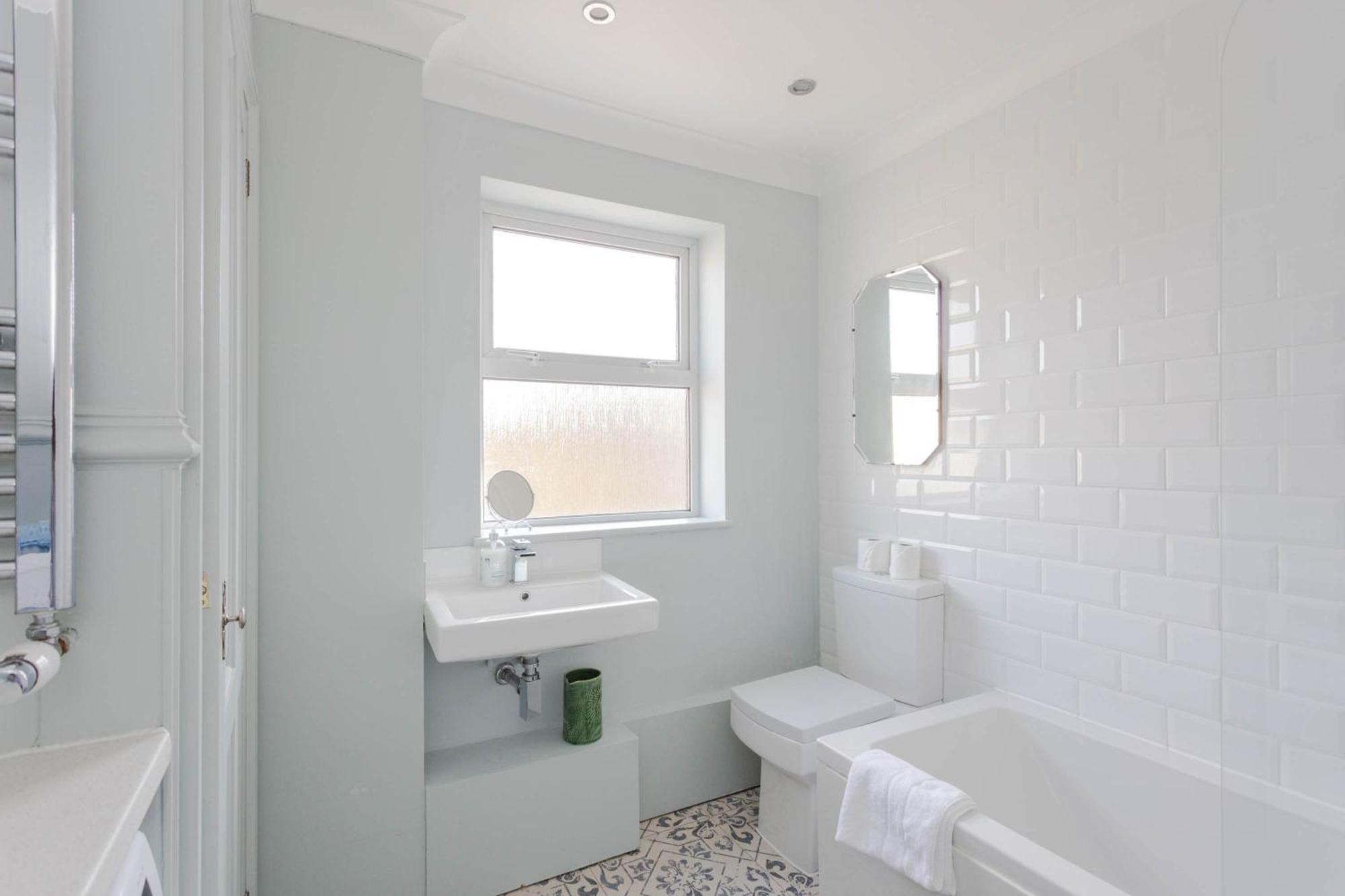 Newly Refurbished 4 Bedroom House In East Leilighet