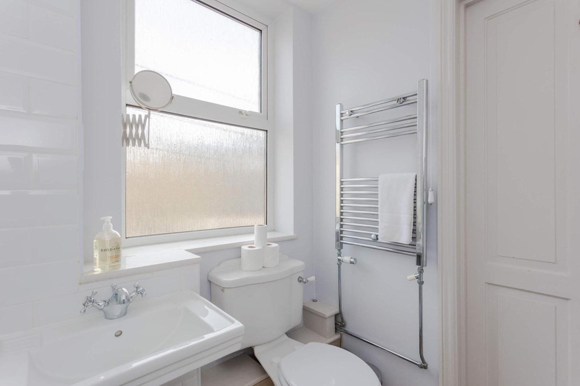 Newly Refurbished 4 Bedroom House In East Leilighet London