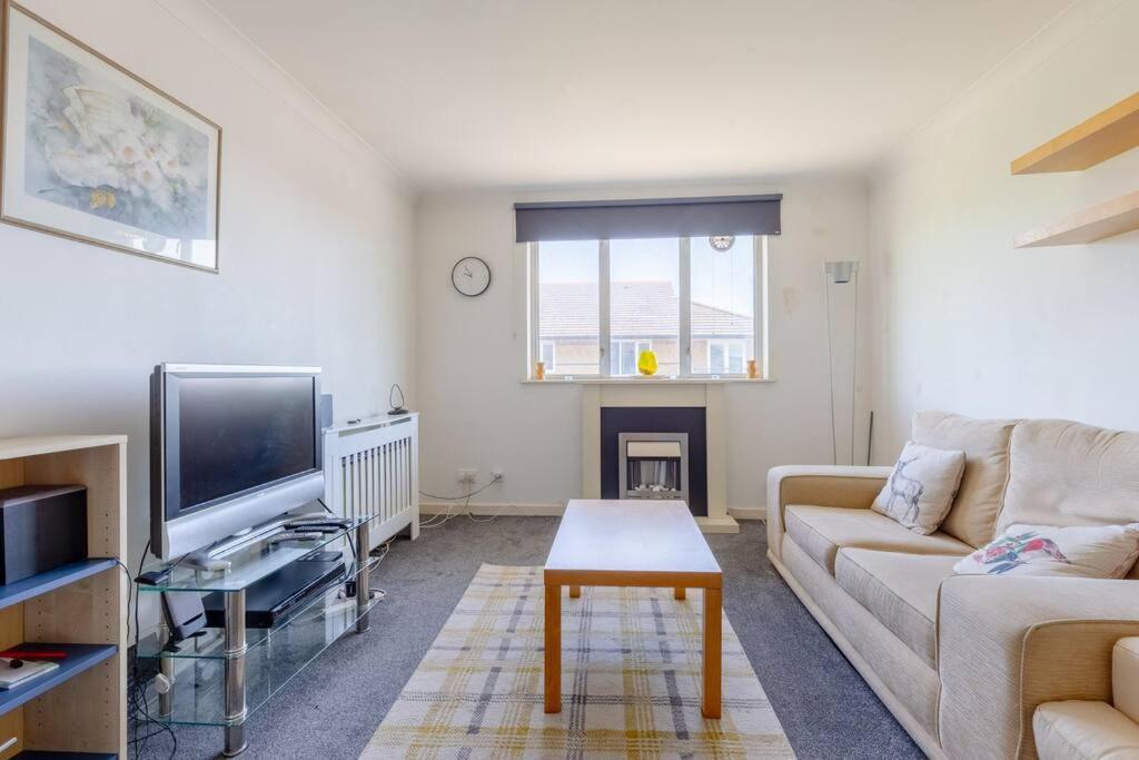 Homely 1 Bedroom In Beckton With Parking Leilighet London
