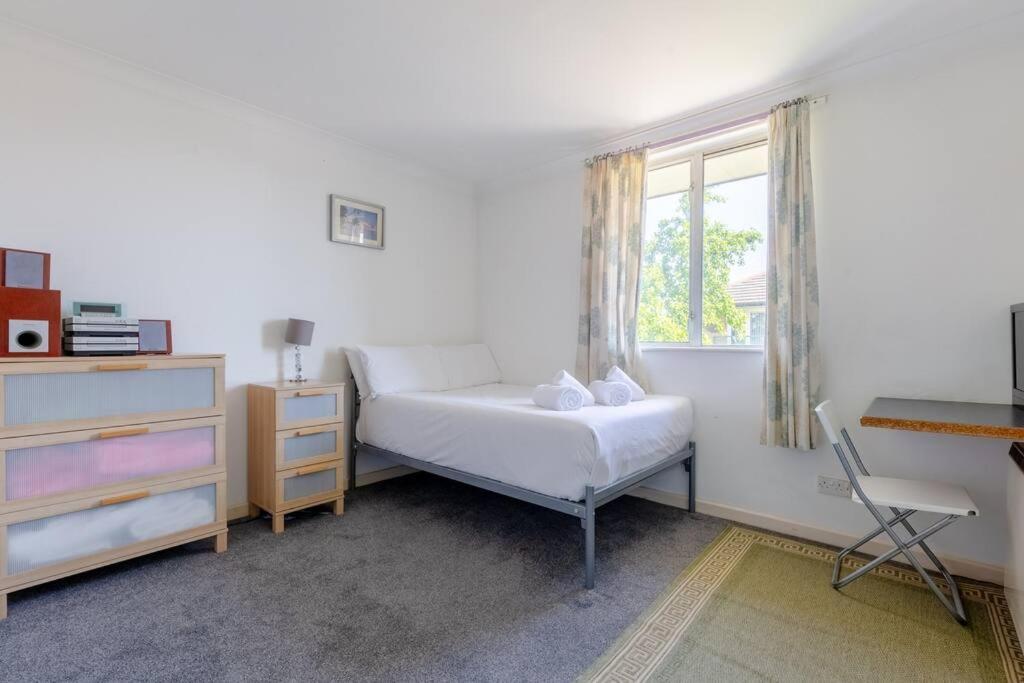 Homely 1 Bedroom In Beckton With Parking Leilighet