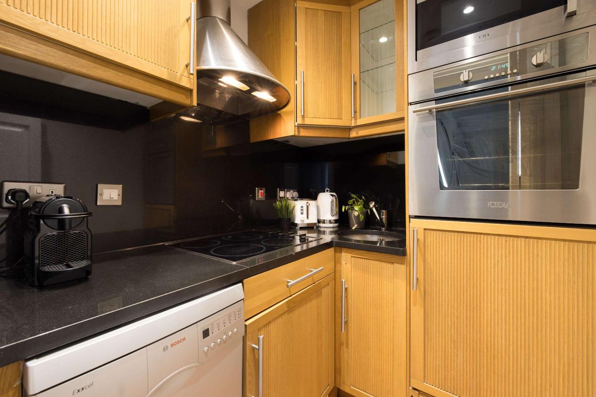 Apartment Chic & Sunlit Earls Court Flat London