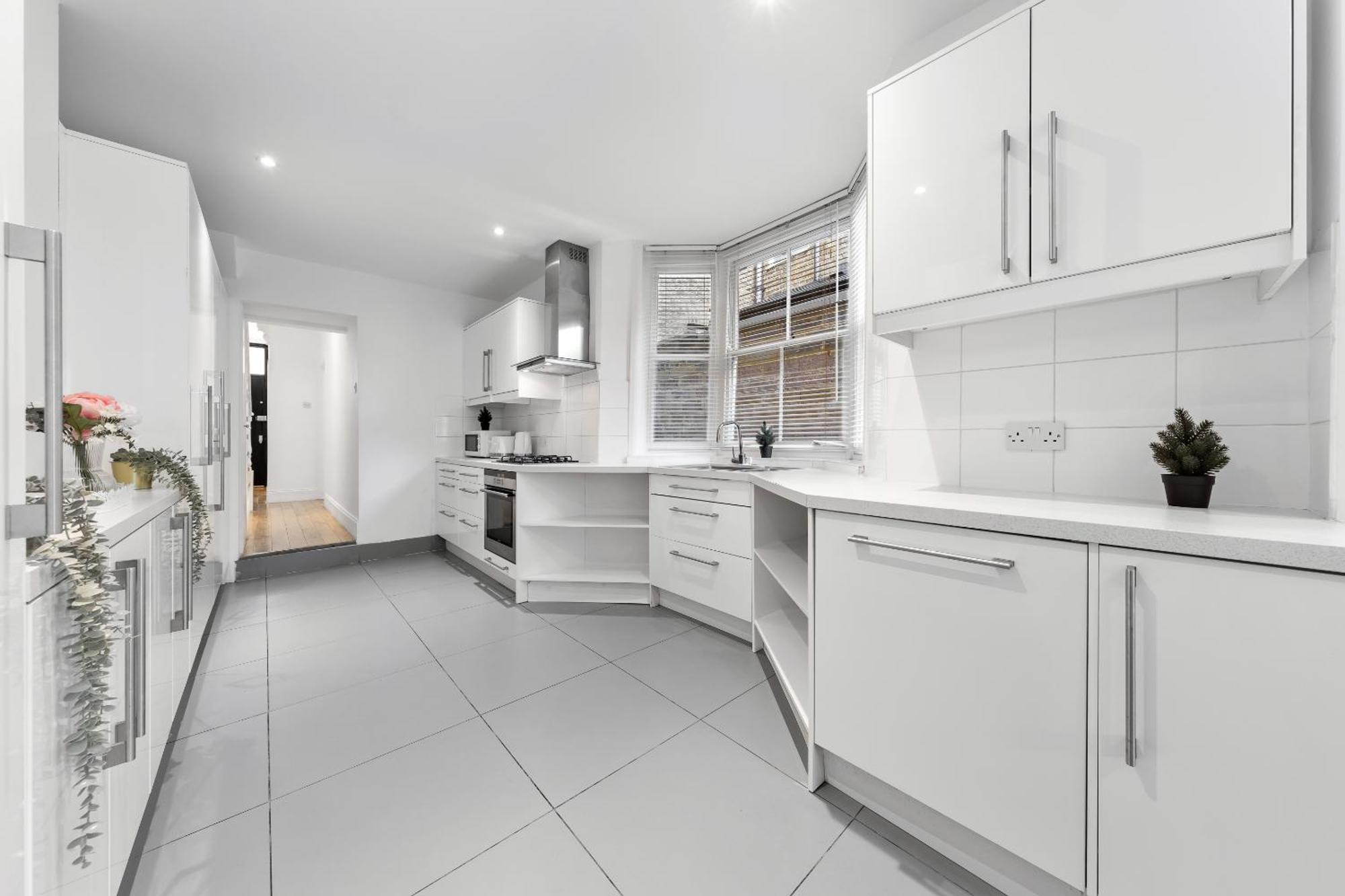 Luxury 4-bedroom Modern Flat In Steps From Station, Sleeps 9 In Style! Lägenhet London