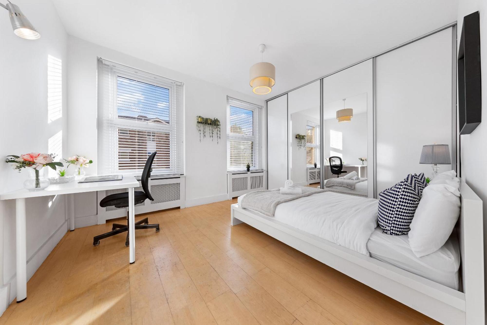 Luxury 4-bedroom Modern Flat In Steps From Station, Sleeps 9 In Style! Lägenhet