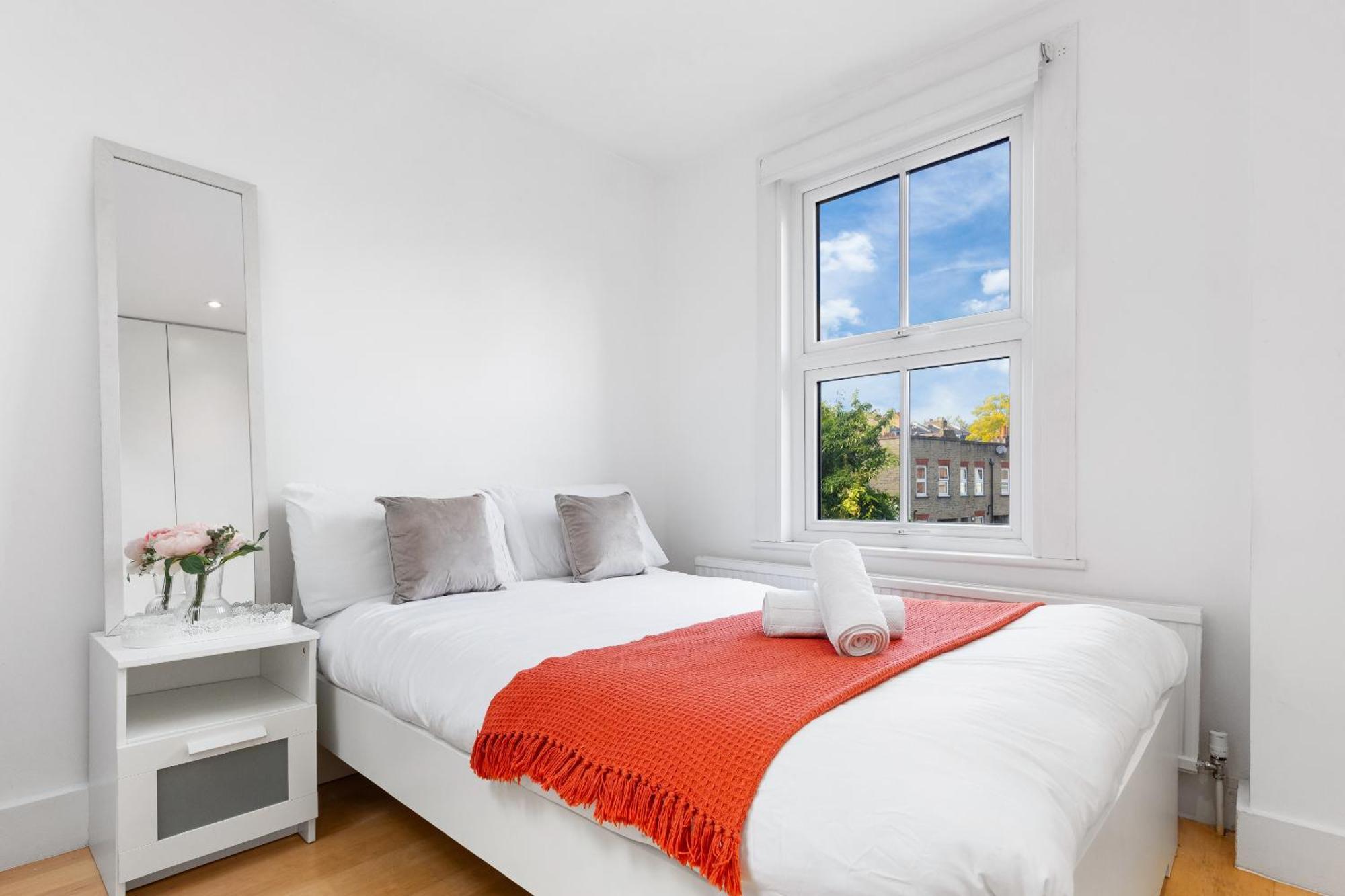 Luxury 4-bedroom Modern Flat In Steps From Station, Sleeps 9 In Style! Lägenhet London